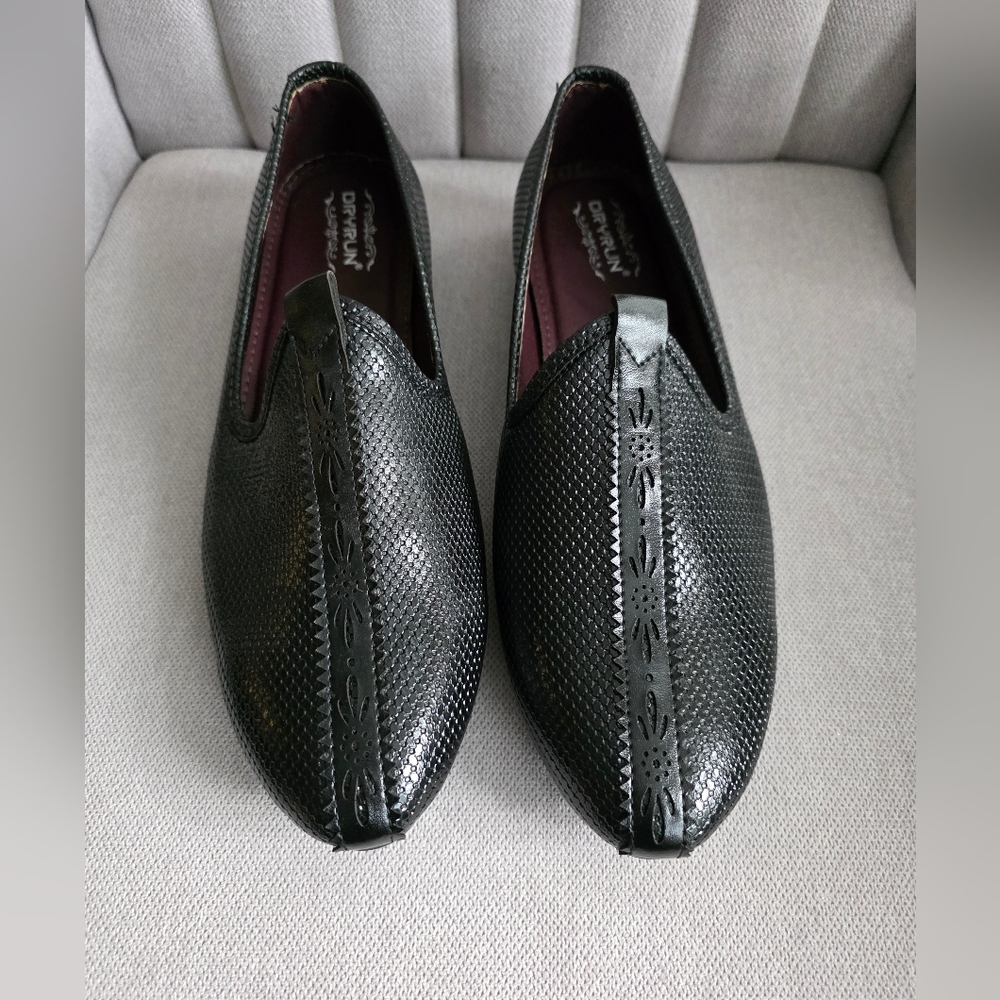 DRYRUN Slip-On Men’s Black Textured Loafers Mojari. Size 9 NWT